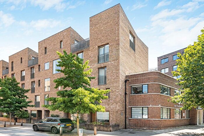 3 Bedroom Maisonette For Sale In Narrowboat Avenue, Brentford, TW8