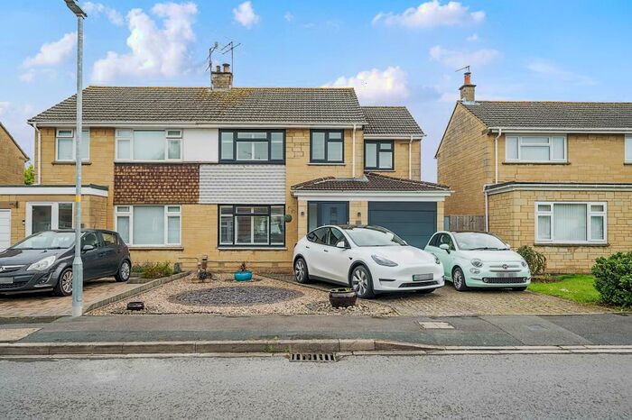 4 Bedroom Semi-Detached House To Rent In Hamble Road, Green Meadow, SN25