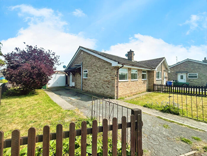 2 Bedroom Semi-Detached Bungalow For Sale In Begbroke Crescent, Begbroke, OX5