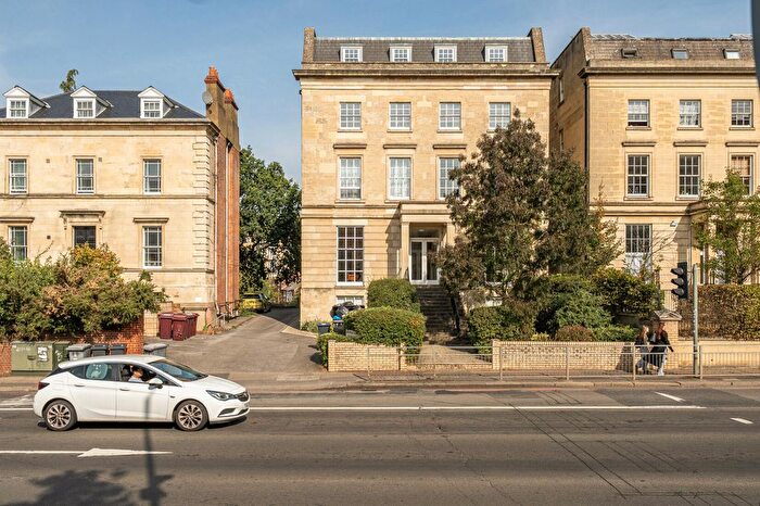 2 Bedroom Flat For Sale In Kings Road, Reading, Berkshire, RG1