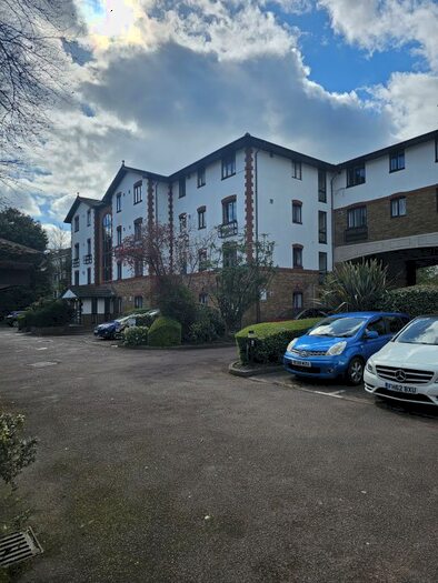 1 Bedroom Flat To Rent In The Beaches, Lampton Road, TW3