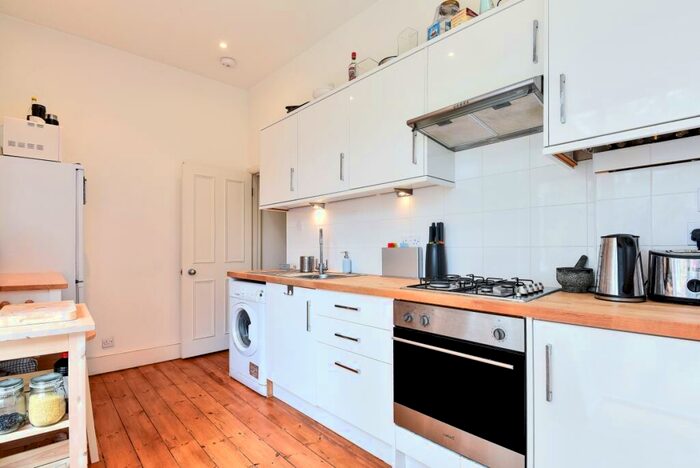 2 Bedroom Flat To Rent In Bedford Hill, Balham, London, SW12