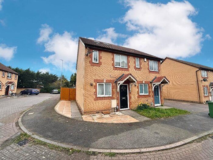 3 Bedroom Semi Detached House For Sale In Simpson Close, Challney, Luton, Bedfordshire, LU4