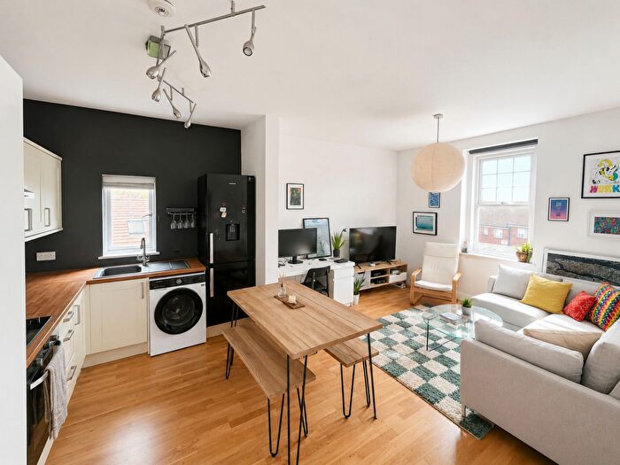 1 Bedroom Flat To Rent In Air Balloon Road, The Air Balloon, BS5