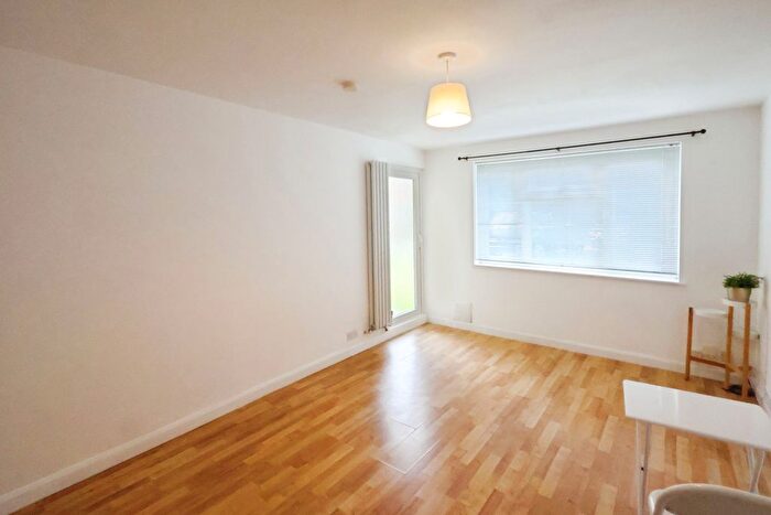 1 Bedroom Flat For Sale In Abbis House, Whinbush Road, SG5