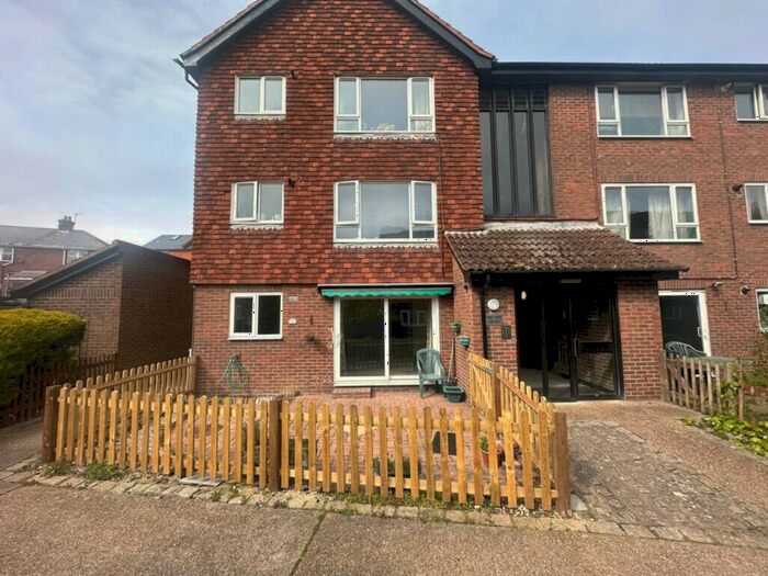 2 Bedroom Flat To Rent In Military Road, Folkestone, CT21