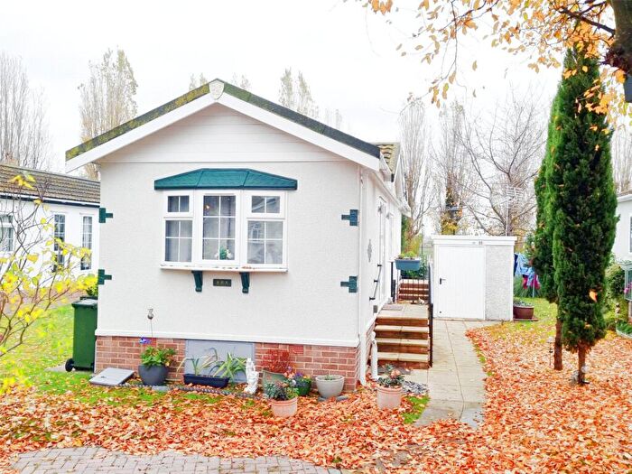 1 Bedroom Park Home For Sale In Halcyon Park, Pooles Lane, Hullbridge, Hockley, SS5