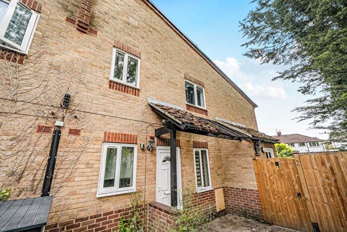 2 Bedroom Maisonette For Sale In Burdett Court, Reading, RG2