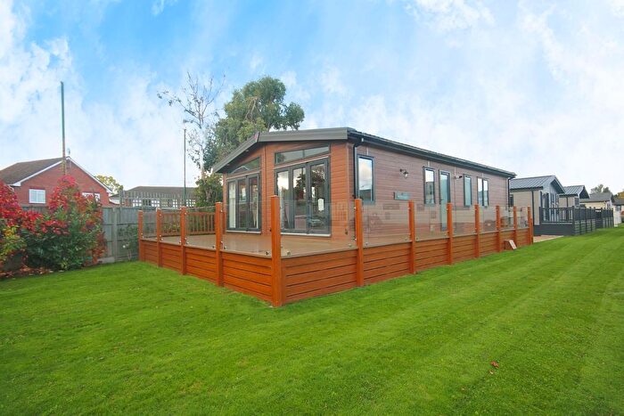 2 Bedroom Mobile/park Home For Sale In Chertsey Lane, Staines-Upon-Thames, TW18