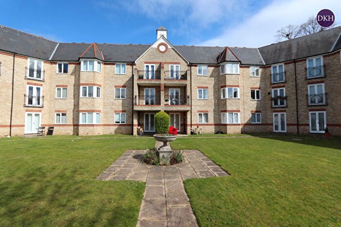 1 Bedroom Flat For Sale In Norbury Avenue, Watford, Hertfordshire, WD24
