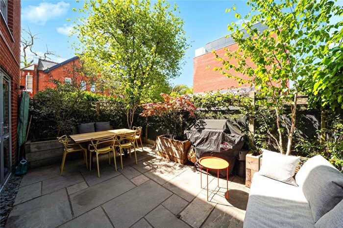 2 Bedroom Flat For Sale In Mapesbury Road, Willesden Green, NW2