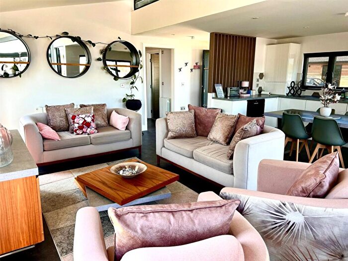 2 Bedroom House To Rent In Maidenhead Road, Windsor, SL4