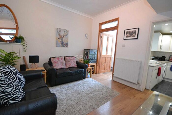 4 Bedroom Terraced House To Rent In De Beauvoir Road, University, Reading, RG1