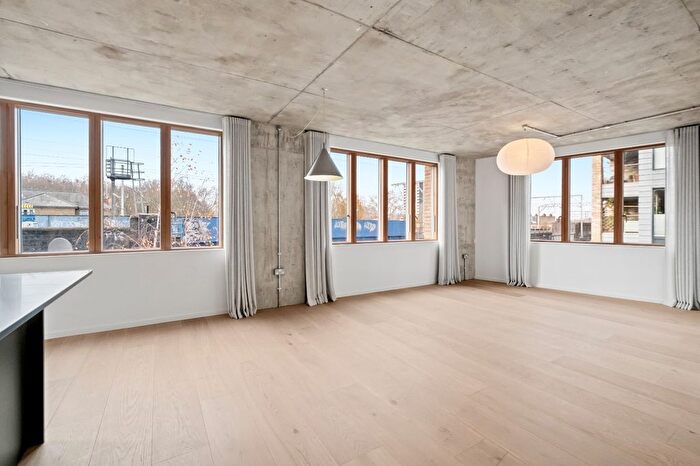 3 Bedroom Flat To Rent In London Lane, London Fields, E8