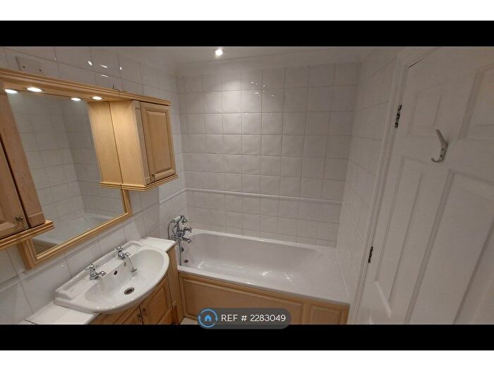 3 Bedroom Flat To Rent In Chiltern House, Harrow On The Hill, HA1