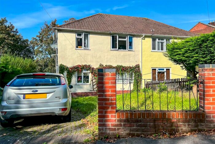 2 Bedroom Maisonette For Sale In Peartree Close, Southampton, Hampshire, SO19