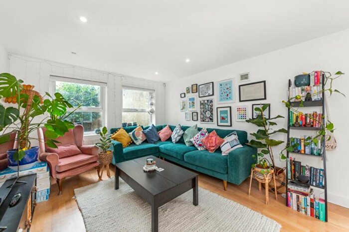2 Bedroom Apartment To Rent In Silken Mews Peckham, SE15