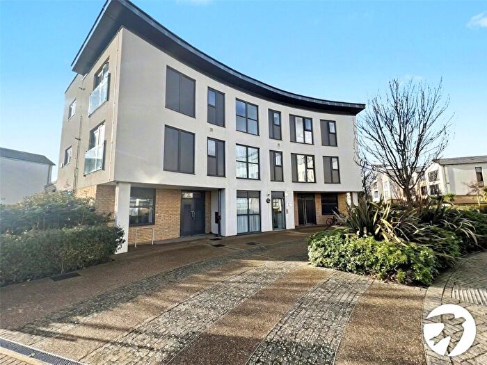 3 Bedroom Flat For Sale In Augustus Way, St. Marys Island, Chatham, Kent, ME4