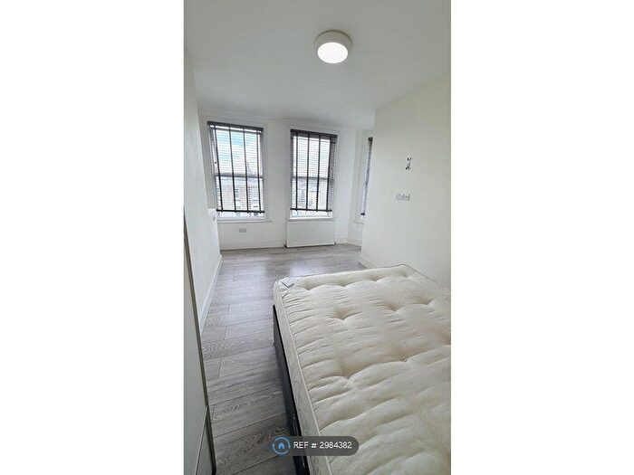 Studio To Rent In Holloway Road, London, N19