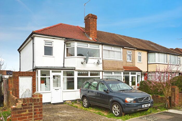 3 Bedroom Semi Detached House For Sale In Crest Drive, Enfield, EN3