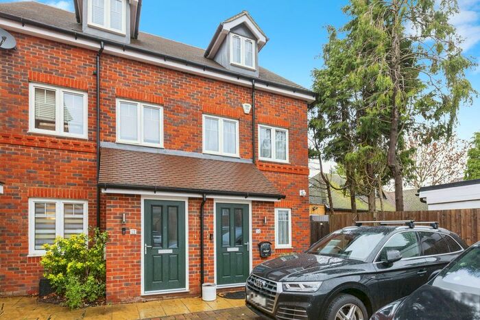3 Bedroom End Of Terrace House For Sale In Connaught Close, Uxbridge, UB8