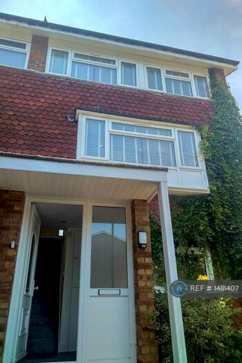 3 Bedroom Maisonette To Rent In Oakways, London, SE9