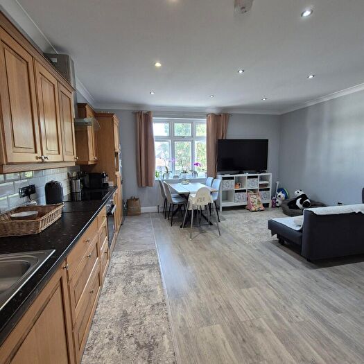 2 Bedroom Flat To Rent In The Ridgeway, London, E4