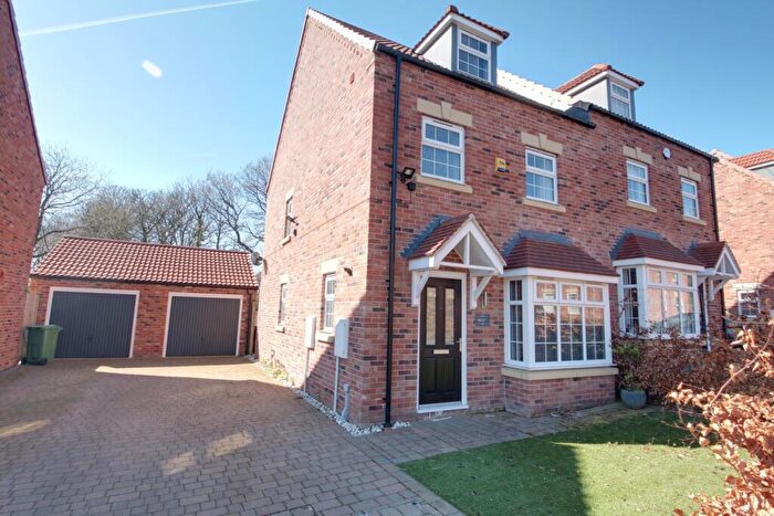 3 Bedroom Semi Detached House For Sale In Woodlands Grove, Leeds, LS16
