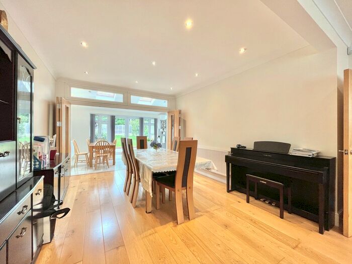 4 Bedroom Semi-Detached House To Rent In Cissbury Ring South, London, N12
