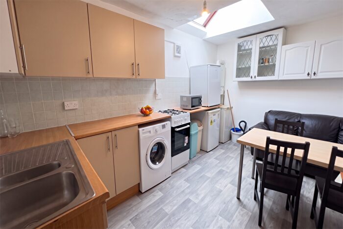 3 Bedroom Flat To Rent In Cowley, Oxford, OX4