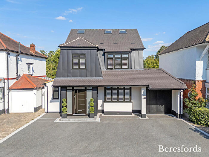 4 Bedroom Detached House For Sale In Lake Rise, Romford, RM1