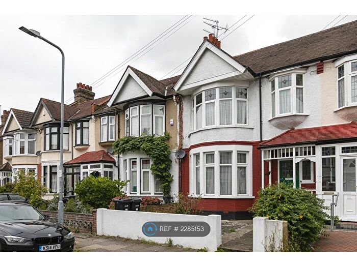 2 Bedroom Flat To Rent In Ilford, Essex, IG1