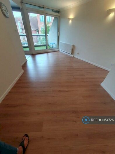2 Bedroom Flat To Rent In Astoria Court, Purley, CR8