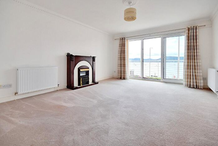 2 Bedroom Flat To Rent In Cragburn Gate, Inverclyde, Gourock, PA19