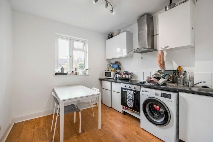 3 Bedroom Flat To Rent In Chesterfield Gardens, Harringay, London, N4