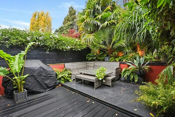 3 Bedroom Terraced House For Sale In Dresden Road, London, N19