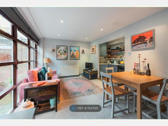 1 Bedroom Maisonette To Rent In Garfield Mews, London, SW11