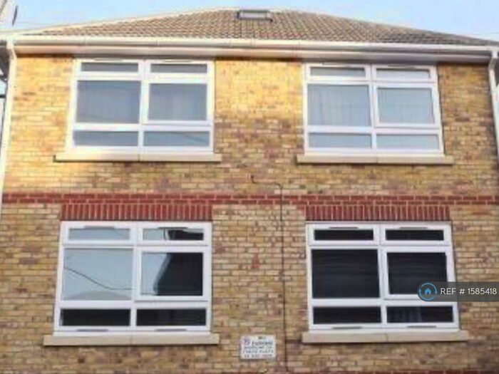 2 Bedroom Flat To Rent In William Street, Sittingbourne, ME10