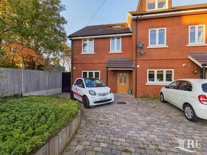 3 Bedroom End Of Terrace House To Rent In Court Farm Lane, Northolt UB5