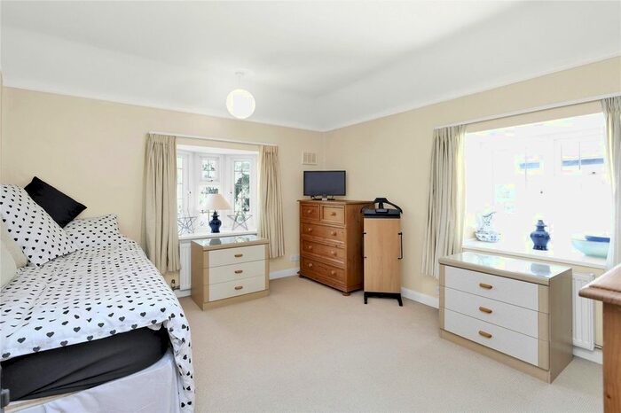 4 Bedroom Detached House For Sale In Oatlands Drive, Weybridge, KT13