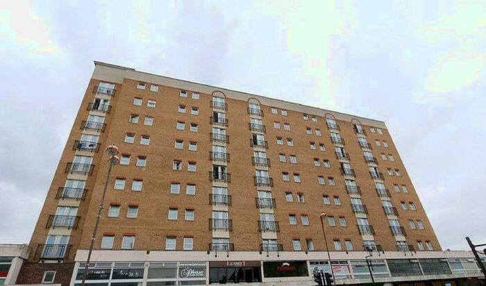 2 Bedroom Flat To Rent In Madison Heights, - High Street, Hounslow, TW3
