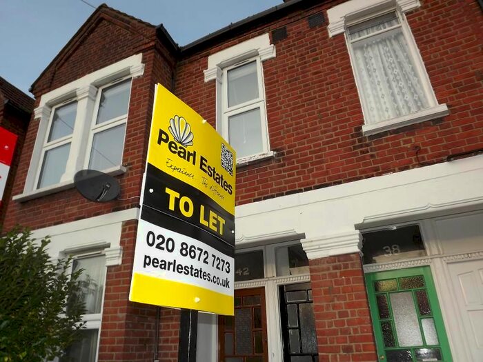 3 Bedroom Flat To Rent In Haverhill Road London, London, Balham, SW12