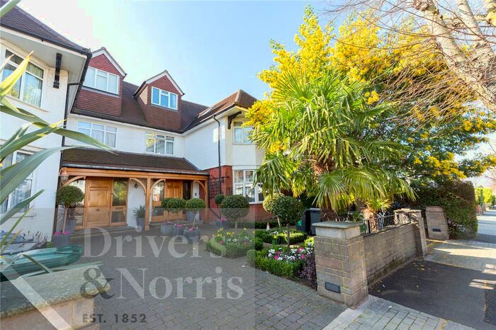 Studio To Rent In The Ridgeway, Golders Green, London, NW11