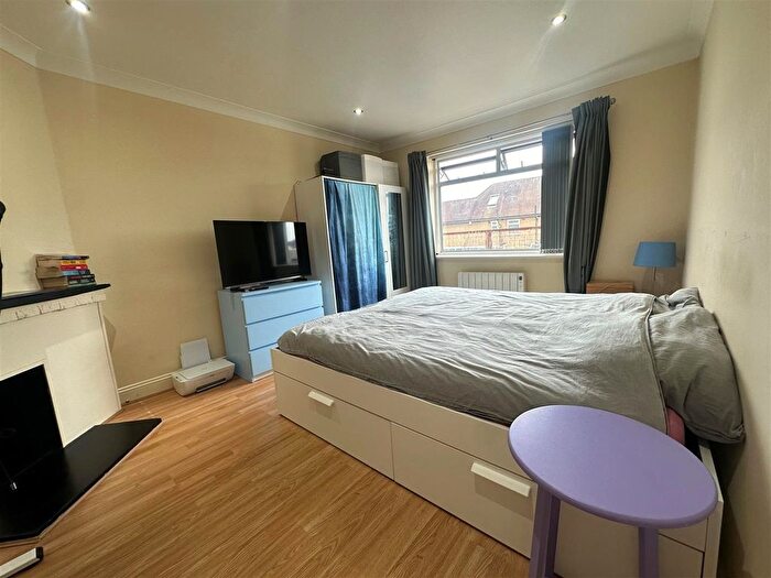 1 Bedroom Flat To Rent In Moneyhill Parade, Rickmansworth, WD3
