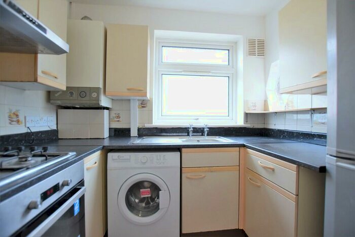 3 Bedroom Flat To Rent In Fullwell Avenue, Barkingside, IG5
