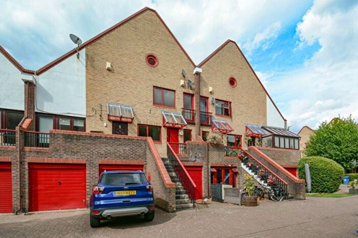 4 Bedroom Apartment To Rent In Bywater Place, London, SE16
