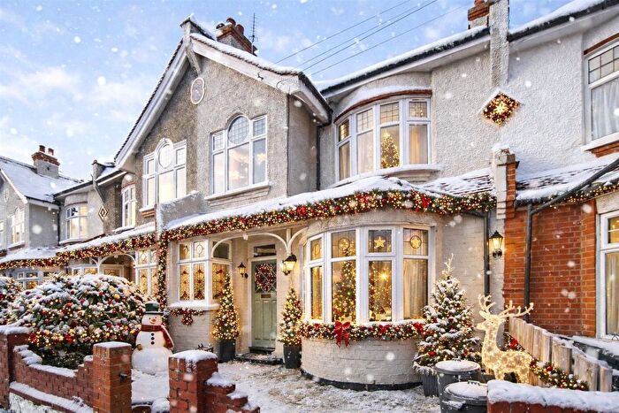 3 Bedroom Flat To Rent In Montana Road, London, SW17