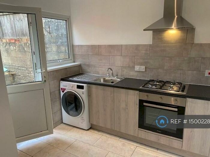 3 Bedroom Terraced House To Rent In Kingshill Road, Swindon, SN1