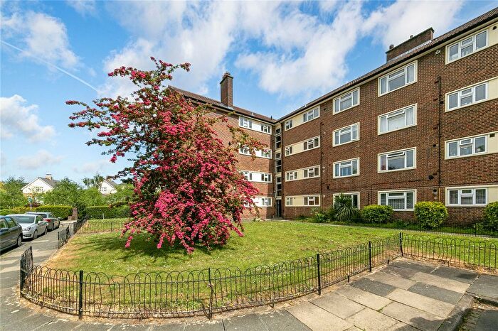 2 Bedroom Flat To Rent In Hawthorn Court, West Hall Road, Kew, Surrey, TW9