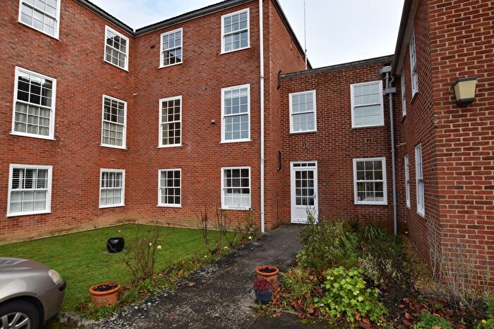 2 Bedroom Flat To Rent In The Close, Salisbury, SP1